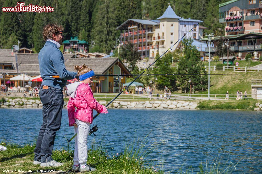 Immagine Pescare in famiglia in Trentino a Madonna di Campiglio, lungo la valle del fiume Sarca - © MoLarjung / Shutterstock.com