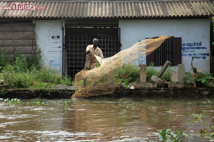 Immagine Un pescatore stende le reti nelle backwaters di Alleppey (Alapphuza), nello stato del Kerala, nell'India meridionale - foto © AJP / Shutterstock.com