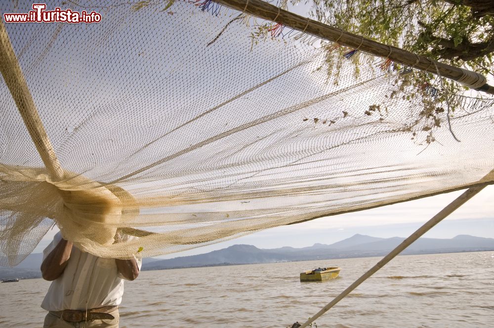 Immagine Pescatore di Patzcuaro, nei pressi di Morelos, prepara le reti, Messico. Questa suggestiva cittadina del Messico conserva tutt'oggi tratti particolari tanto da essere chiamata anche Pueblo Magico, ovvero città magica.