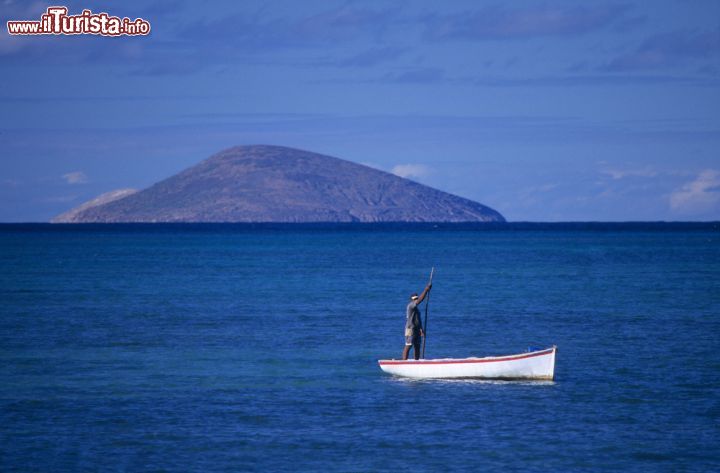 Immagine Barca da pesca a Cap Malheureux, isola di Mauritius - Un pescatore nelle acque dell'oceano Indiano di fronte alla costa di Cap Malheureux © Carole Castelli / Shutterstock.com