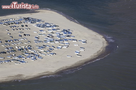 Immagine Pescatori, Dakhla: la pesca è l'attività principale degli abitanti di Dakhla. Grazie ad un mare particolarmente pescoso, gran parte delle persone riesce a vivere di ciò che offre l'oceano. 