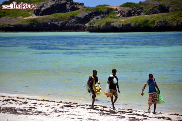 Immagine Pescatori a Watamu: un gruppo di pescatori sulla spiagga della Watamu Bay e sullo sfondo le cosiddette Love Islands, un gruppo di sette isolette che proteggono la baia dove si affaccia il Seven Islands Resort.