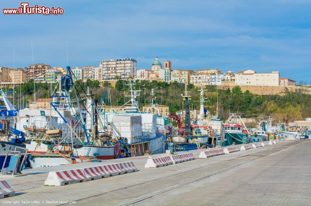 Immagine Pescherecci ormeggiati lungo il molo del porto di Ortona (Chieti, Abruzzo) - foto © ValerioMei / Shutterstock.com