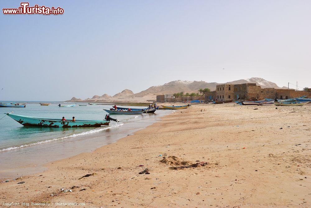 Immagine Pescherecci tradizionali in legno nel villaggio di Qalansiya nella laguna Detwah sull'isola di Socotra, Yemen - © Oleg Znamenskiy / Shutterstock.com