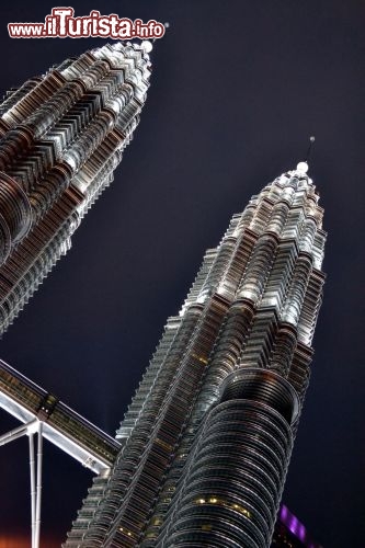 Immagine Petronas Twin Towers di notte: sono, obiettivamente, uno spettacolo imperdibile. La loro sagoma è esaltata da un'illuminazione che le rende come disegnate nel cielo di Kuala Lumpur.