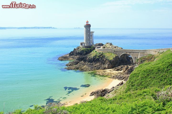 Immagine Phare du Petit Minou a Brest, Francia - All'uscita dell'imboccatura della rada di Brest, su un bel promontorio roccioso, si innalza il faro Petit Minou, uno dei più celebri di Francia. Da qui si ammira uno straordinario panorama naturale © jopelka / Shutterstock.com