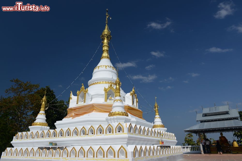 Immagine Phra That Chom Kitti a Mae Sariang, Thailandia. Si tratta di un importante luogo di culto che contiene alcune reliquie del Buddha. Lo stile architettonico è simile a quello degli stupa. Ogni anno a giugno si svolge qui un'importante celebrazione che richiama gli abitanti dei villaggi locali.