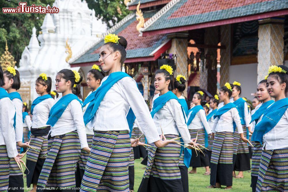 Immagine Danza tradizionale in occasione della cerimonia rituale per il Phra That Hariphunchai Chedi a Lamphun, Thailandia. Ragazze thailandesi indossano i tipici costumi per questa importante celebrazione annuale - © Rakopton TanyakamLPN / Shutterstock.com