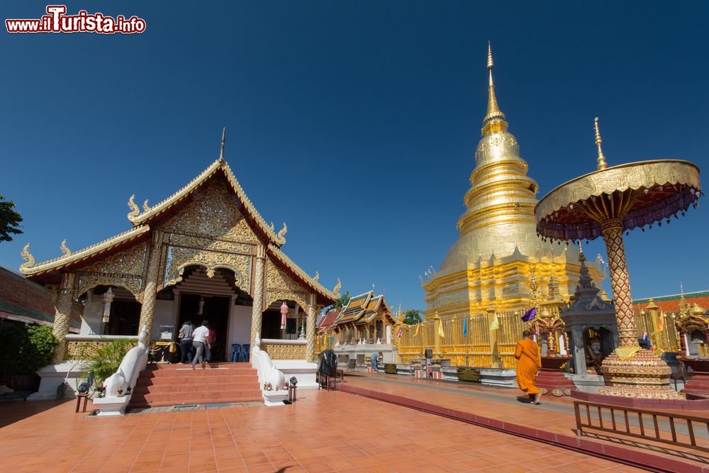 Immagine Phra That Hariphunchai Temple (Wat Phra That Hariphunchai) a Lamphun, Thailandia. Questo tempio buddista ha origini che risalgono all'XI° secolo anche se si pensa che lo stupa centrale sia del IX° secolo.