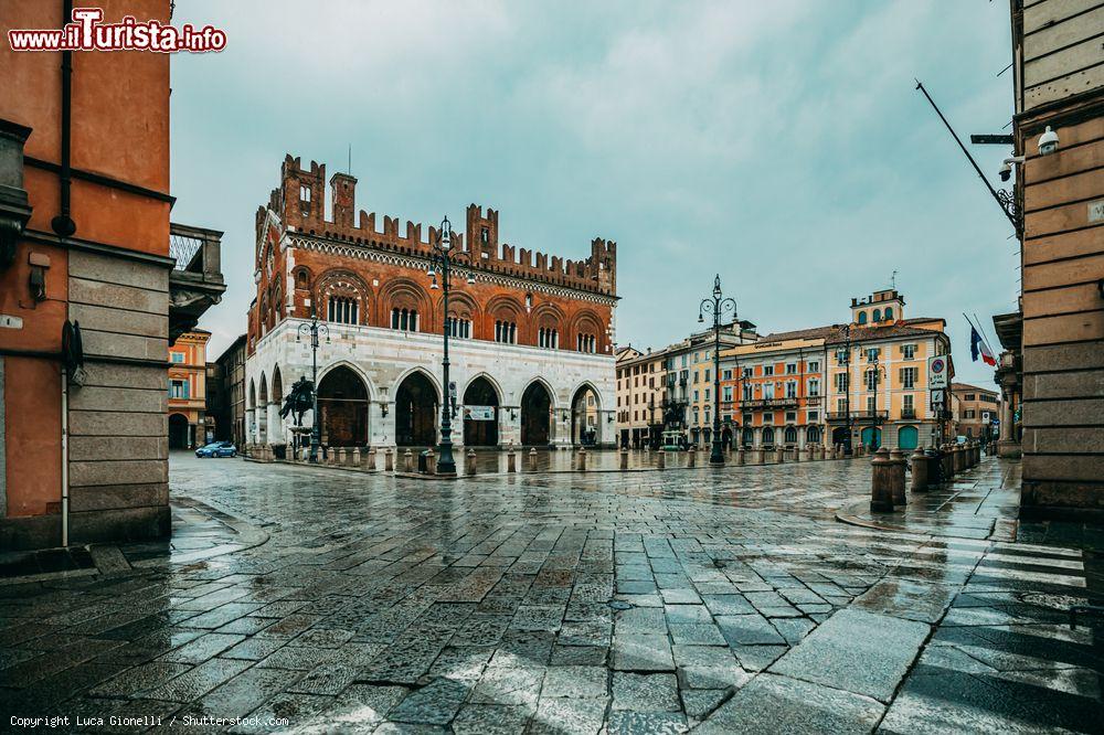 Immagine Piacenza durante il Coronavirus: Piazza Cavalli deserta per la quarantena, sotto la pioggia. - © Luca Gionelli / Shutterstock.com