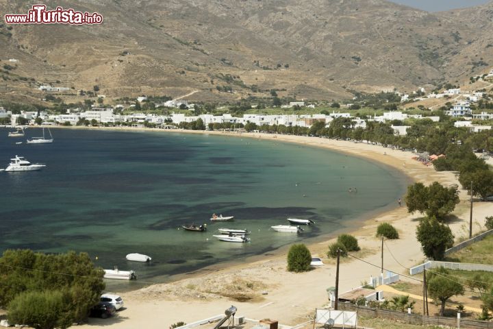 Immagine Spiaggia di Livadi, città porto di Serifos, Grecia. Una delle calette più suggestive dell'isola greca dove attraccano anche le imbarcazioni - © Georgios Alexandris / Shutterstock.com