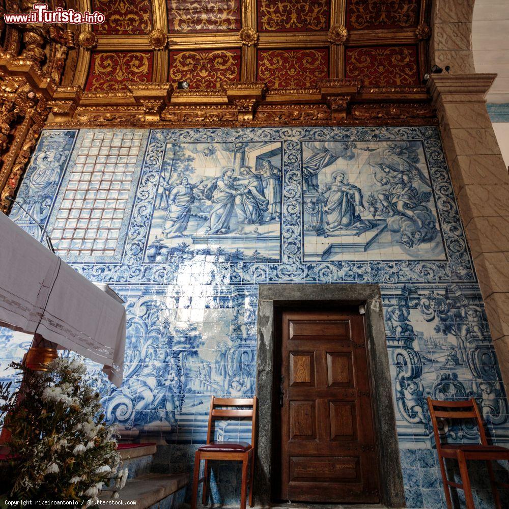 Immagine Piastrelle con temi mariani decorano la cappella principale della Chiesa della Misericordia a Serta, Portogallo. In questa immagine, scene dell'Annunciazione e della Visitazione - © ribeiroantonio / Shutterstock.com