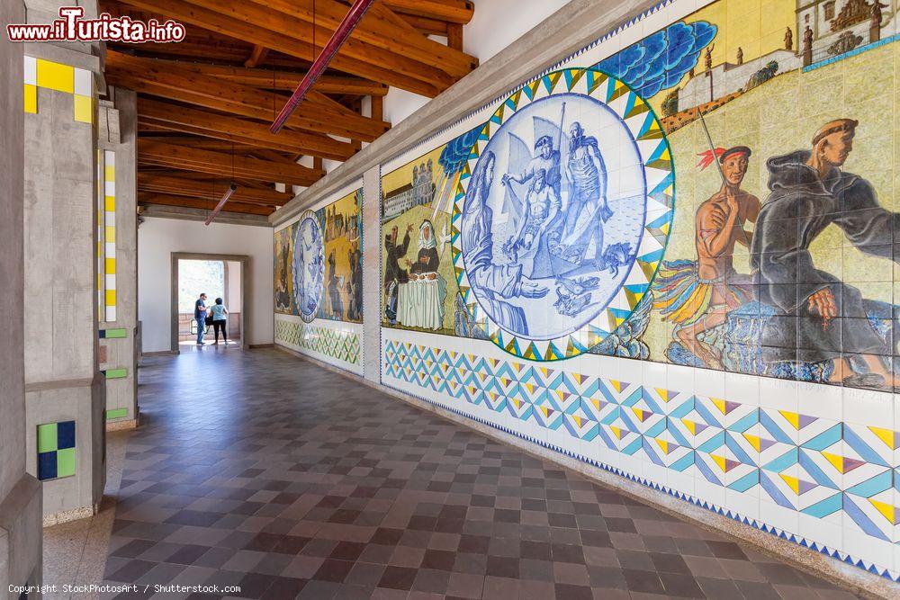 Immagine Piastrelle della cripta nel santuario di S. Bento da Porta Aberta, Terras de Bouro, Portogallo: ritraggono episodi della Bibbia e della vita di San Benedetto - © StockPhotosArt / Shutterstock.com