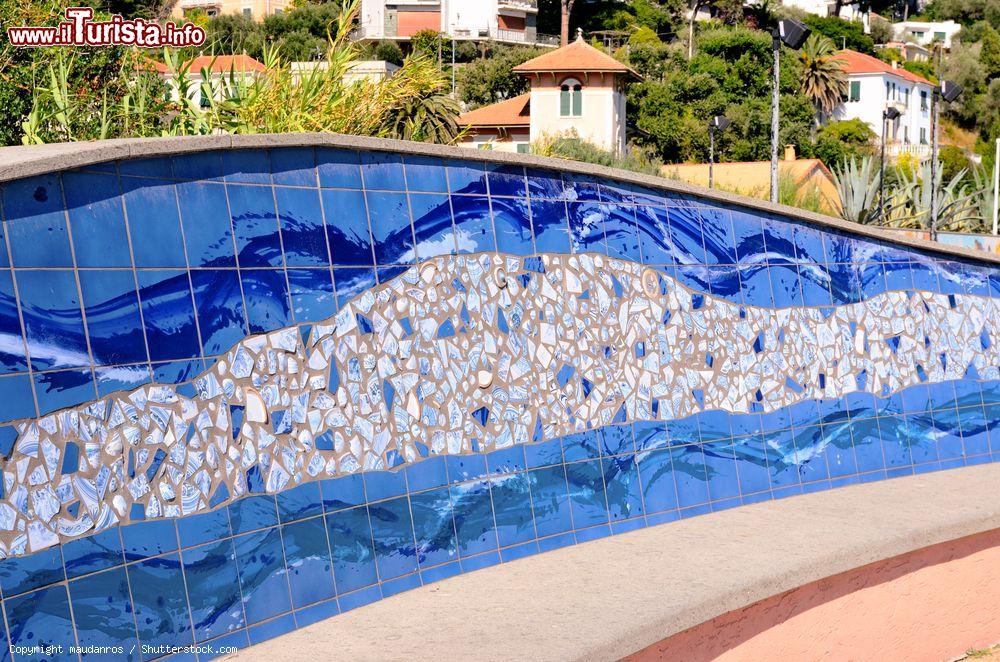 Immagine Piastrelle di ceramica colorata decorano la passeggiata di Albissola Marina, Savona, Liguria - © maudanros / Shutterstock.com