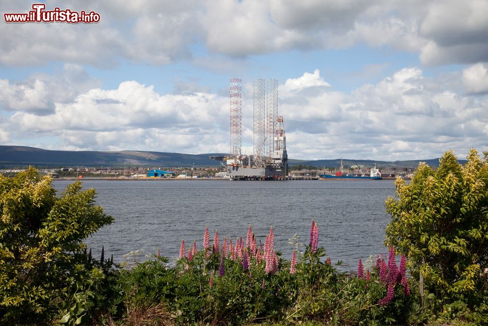 Immagine Piattaforme petrolifere sul fiordo di Dornoch, Scozia. In quest'immagine la costruzione di una di queste imponenti strutture utilizzate per l'esplorazione delle aree marine.