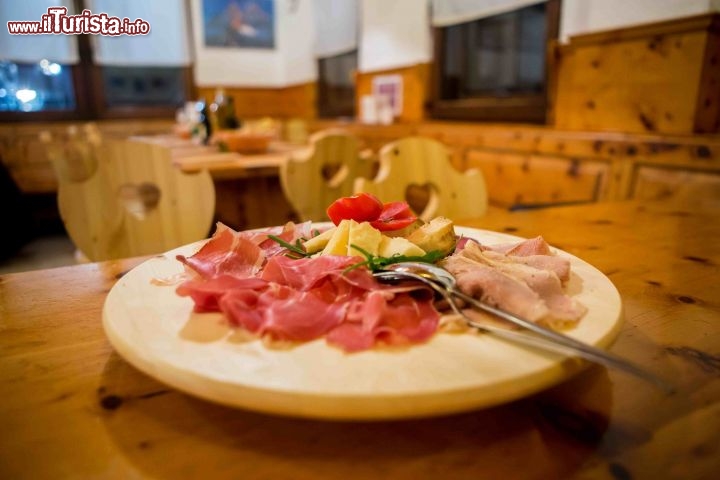 Immagine Piatto misto di affettati delle dolomiti: siamo a Forno di Zoldo - © Michela Garosi / TheTraveLover.com