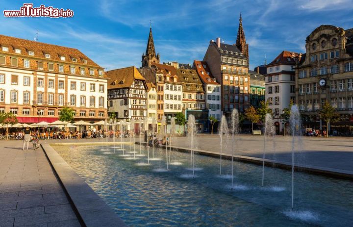 Immagine Piazza Kleber a Strasburgo, Alsazia, Francia. Una volta completato il tour della Strasburgo culturale e narratrice di storie passate, i visitatori alla ricerca dello svago potranno lanciarsi nella rassegna delle vetrine: paradiso dello shopping è la via centrale, la Rue des Grandes Arcadies, che collega Place Kléber a Place Gutenberg attraversando il caratteristico centro dal sapore medievale. Oltre ai negozi, costeggiano la via colorata e brulicante di gente i locali e i pub più frequentati della città, in cui è possibile immergersi nelle più tipiche tradizioni locali. - © Leonid Andronov / shutterstock.com