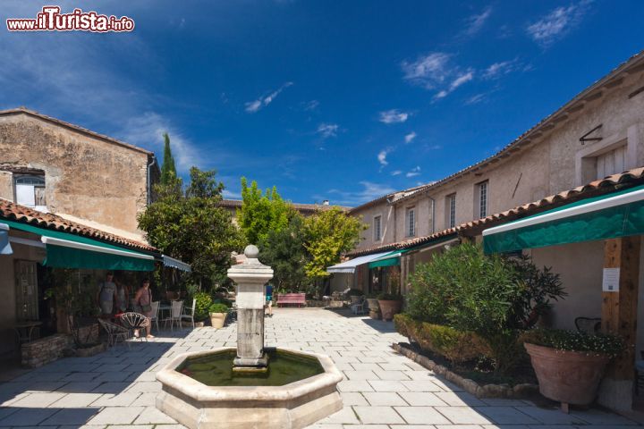 Immagine A L'Isle-sur-la-Sorgue (dipartimento di Vaucluse, Francia) si trovano numerosi negozi di antiquariato e di oggetti di seconda mano - foto © Ivica Drusany / Shutterstock.com