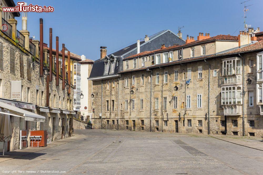 Immagine Piazza Aihotz a Vitoria Gasteiz con antichi palazzi affacciati, Spagna - © Marc Venema / Shutterstock.com