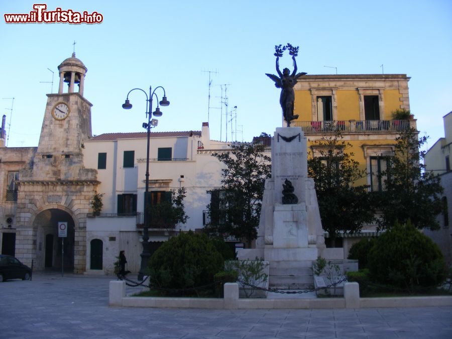 Immagine Piazza Aldo Moro in centro a Casamassima in Puglia