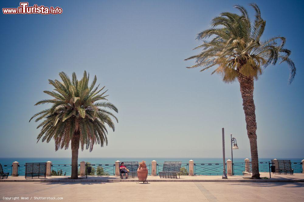 Immagine Piazza Angelo Scandaliato a Sciacca, Sicilia. Questa bella terrazza panoramica si affaccia sul mare e rappresenta la piazza per eccellenza della cittadina. Vi si affacciano il Palazzo Municipale e una chiesa - © Wead / Shutterstock.com