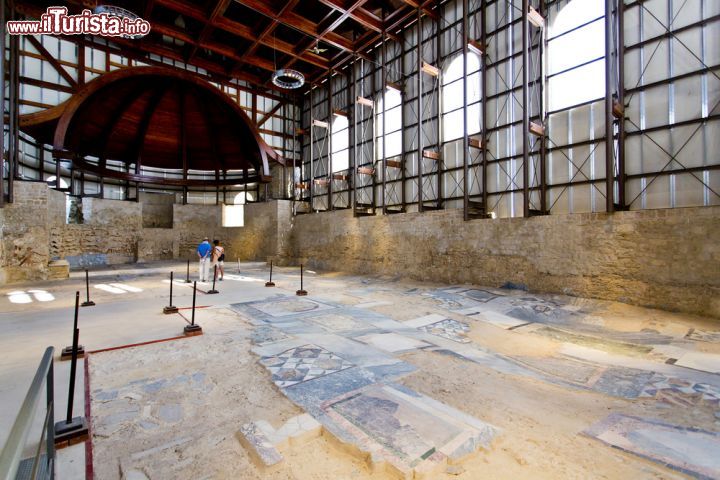 Immagine Interno della Villa Romana del Casale a Piazza Armerina, Sicilia. Dal 1997 questo edificio abitativo tardo antico fa parte dei Patrimoni dell'Umanità dell'Unesco - © lapas77 / Shutterstock.com