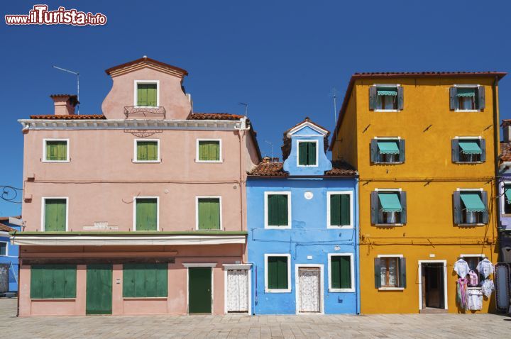 Immagine Piazza Baldassarre Galuppi: l'unica piazza dell'isola di Burano - questa splendida piazza, caratterizzata dai tipici colori sgargianti delle case di Burano, è dedicata a uno dei maggiori personaggi vissuti nell'isola: il compositore Baldasarre Galuppi. Tra gli altri personaggi degni di nota, originari di Burano, ricordiamo il cantautore Pino Donaggio e lo scultore Remigio Barbaro. - © Lee Yiu Tung / Shutterstock.com