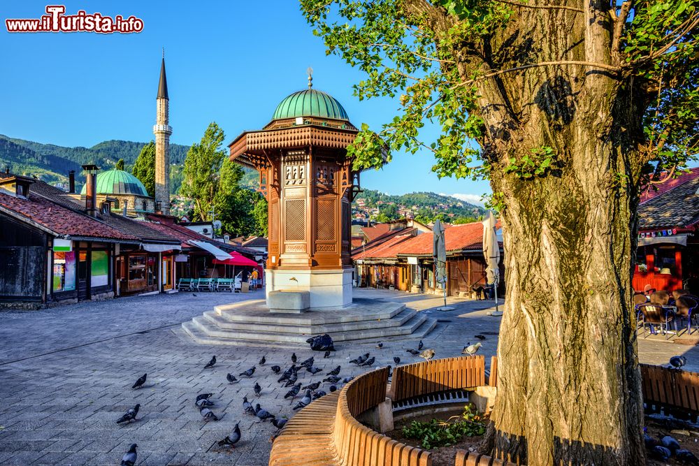 Immagine Piazza Bascarsija nel centro di Sarajevo in Bosnia Erzegovina con la grande fontana in legno Sebilj