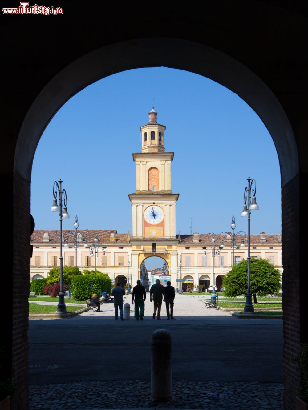 Immagine Piazza Bentivoglio a Gualtieri fotografata dal municipio, sullo sfondo la Torre dell'Orologio (Emilia Romagna).