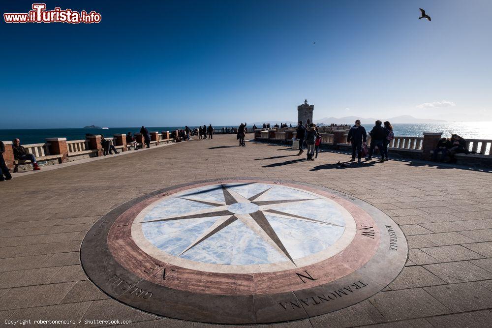 Immagine Piazza Bovio a Piombino, Toscana, di fronte all'isola d'Elba. In primo piano, la rosa dei venti in marmo policromo - © robertonencini / Shutterstock.com