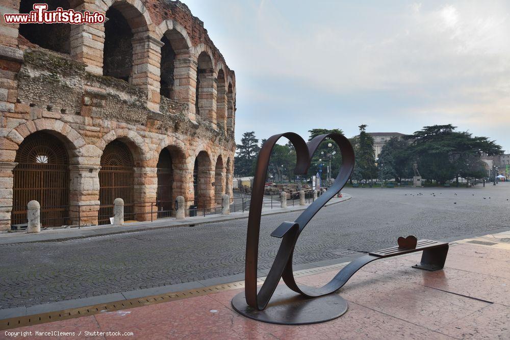 Immagine Piazza Bra senza turisti: Verona risente della pandemia del Coronavirus con tutta Italia in quarantena - © MarcelClemens / Shutterstock.com