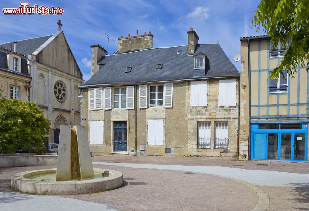 Immagine Piazza Carlo VII° con vecchie case e la fontana a Poitiers, Francia.