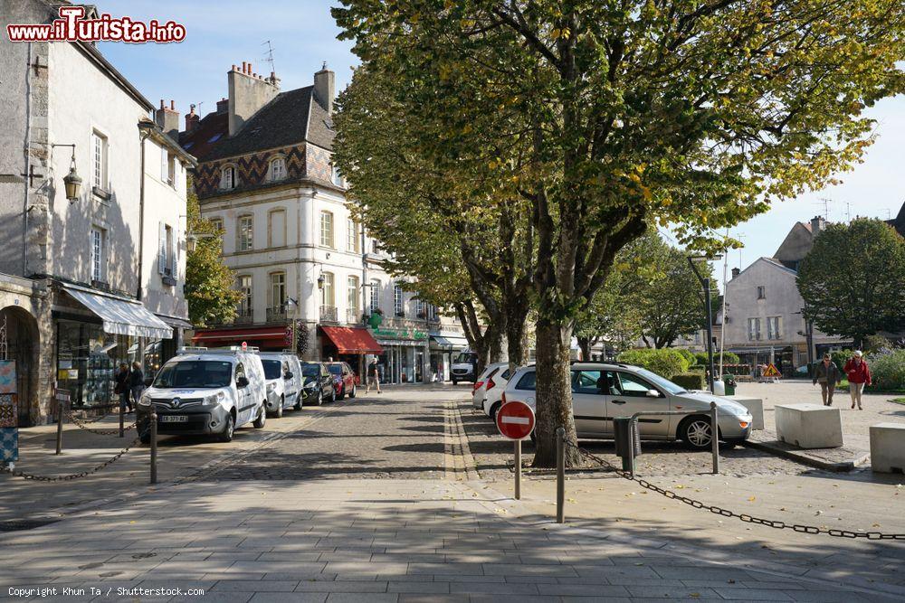 Immagine Piazza Carnot nel centro di Beaune, Francia, con attività commerciali e case antiche - © Khun Ta / Shutterstock.com