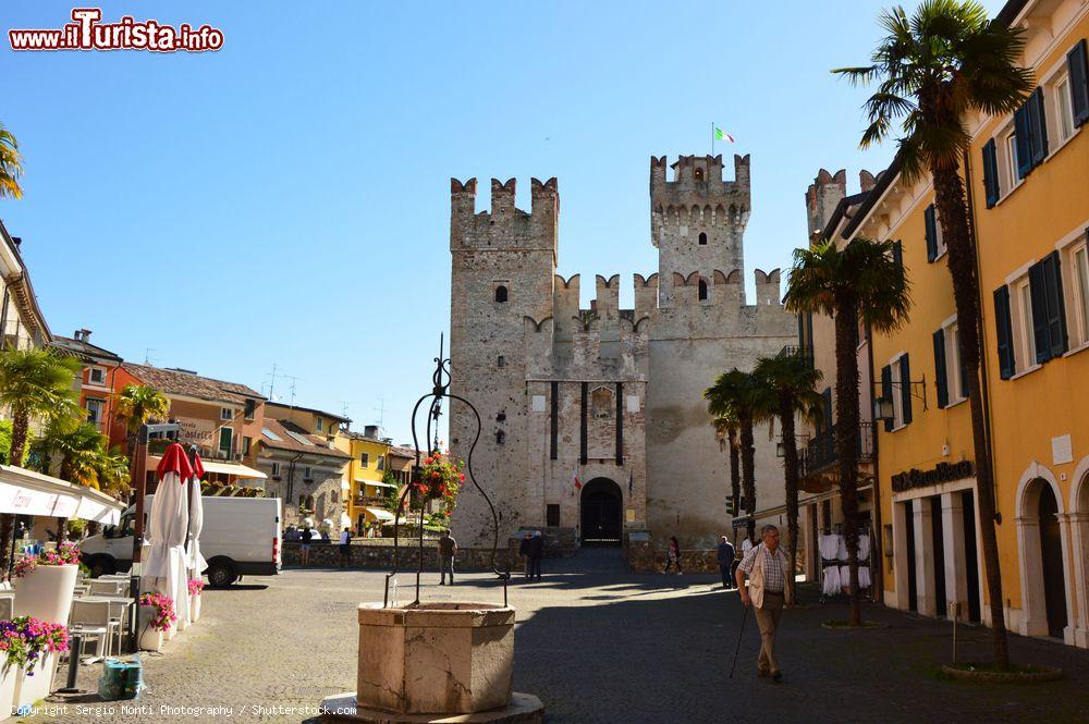 Immagine Piazza Castello con la fortezza scaligera a Sirmione, Lago di Garda, Lombardia. Circondato dalle acque del lago, il castello è difeso da tre torri e dal maschio che si innalza per 47 metri - © Sergio Monti Photography / Shutterstock.com