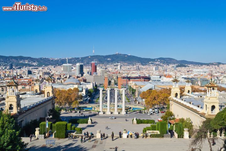 Immagine Piazza Catalunya a Barcellona, Spagna. Con la sua superficie di 50 mila metri quadrati, è la piazza più centrale e importante della città: costruita nel 1927 dall'architetto Francisco Nebot, è ornata da monumenti, statue e fontane - © Ivan Abramkin / Shutterstock.com