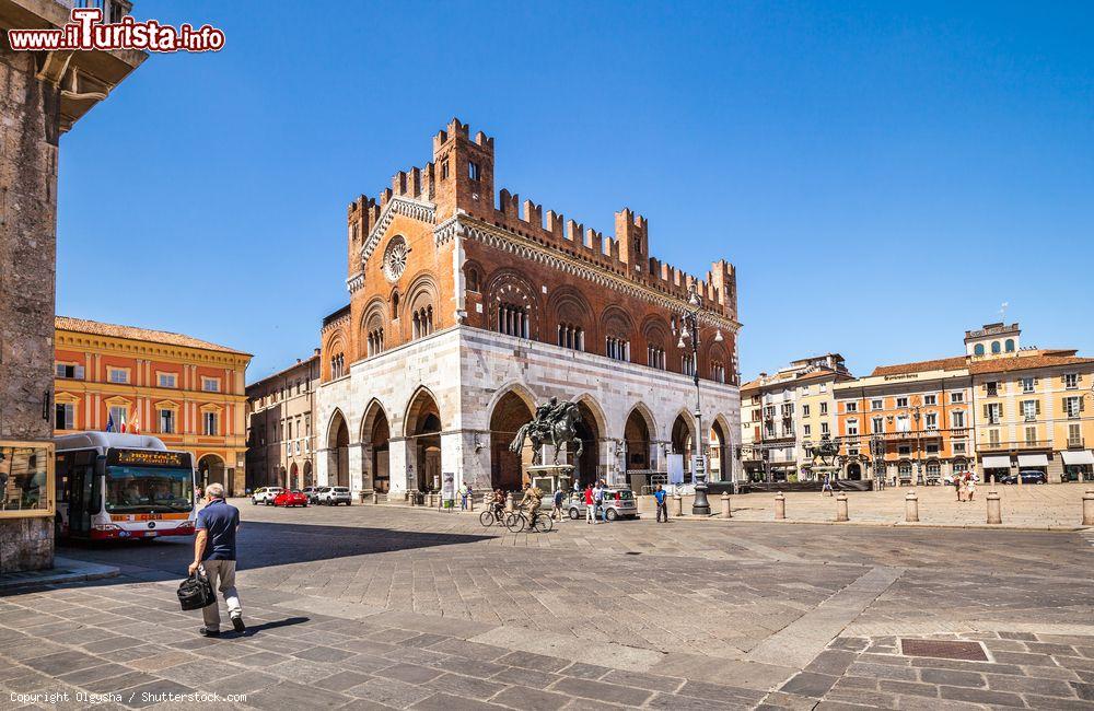 Immagine Piazza Cavalli in centro a Piacenza, Emilia-Romagna - © Olgysha / Shutterstock.com
