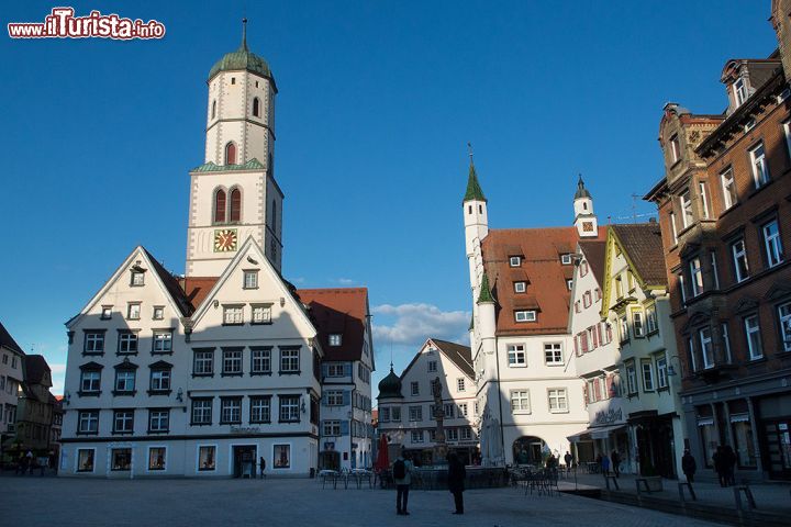 Immagine Piazza centrale di Biberach an der Riss, Germania - Palazzi antichi e case a graticcio si affacciano sulla principale piazza di questa bella cittadina a sud della Germania, nell'Alta Svevia