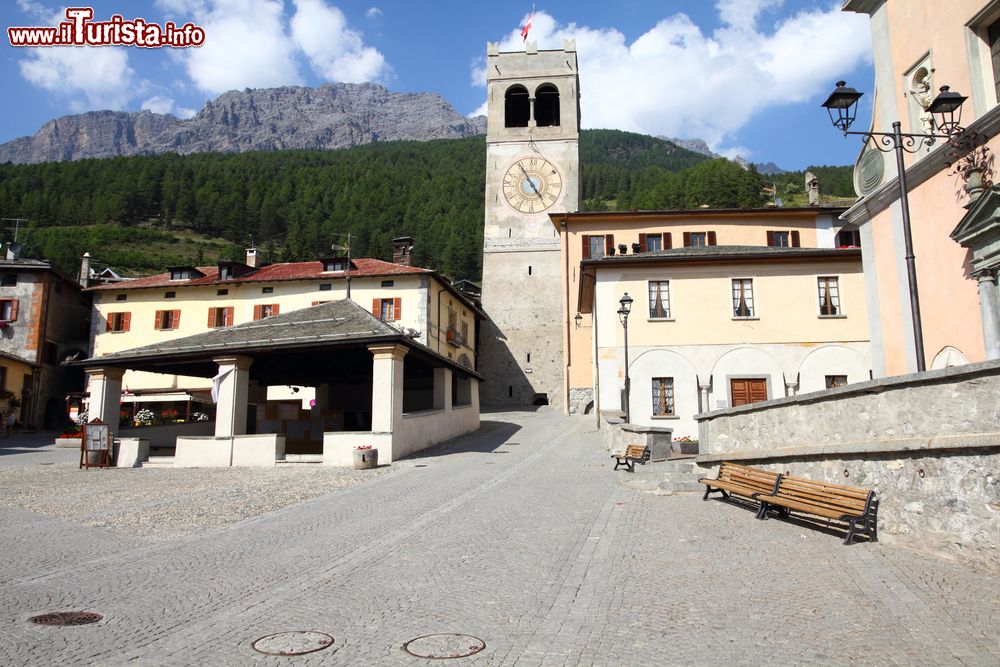 Immagine Piazza centrale di Bormio in estate: siamo dentro al Parco Nazionale dello Stelvio, in Lombardia