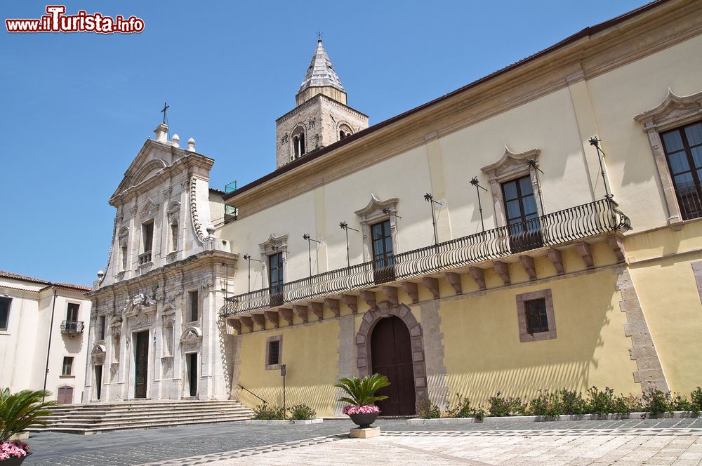 Immagine Piazza centrale di Melfi, Basilicata con la Cattedrale di Santa Maria Assunta. La chiesa venne eretta nell'XI secolo, oggi la vediamo nella sua forma barocca seguita a numerose ricostruzioni successive a violenti terremoti
