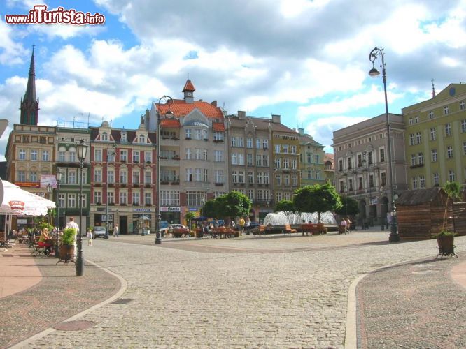 Immagine La piazza centrale di Walbrzych, Polonia, è conosciuta anche come "piazza del mercato" ed è il luogo ideale per iniziare la propria visita al centro storico della città - foto © Macdriver - CC BY-SA 3.0 - Commons