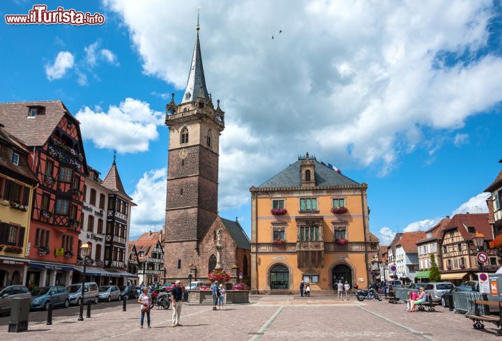 Immagine Piazza centrale di Obernai, il bel borgo dell'Alsazia in Francia - © Sergey Kelin / Shutterstock.com