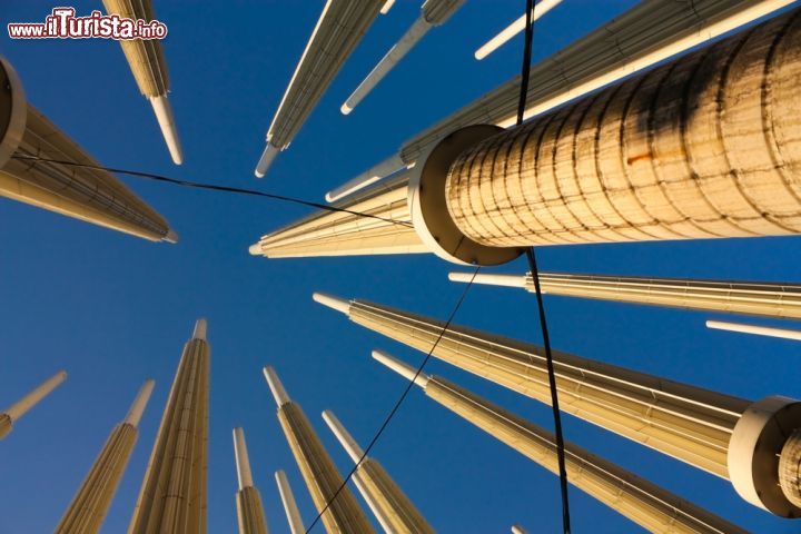 Immagine Piazza Cisneros, nota anche come Plaza de la Luz, a Medellin, Colombia. Questa singolare piazza pubblica ospita 300 pali in metallo illuminati dall'interno. E' una delle nuove aree cittadine - © Toniflap / Shutterstock.com