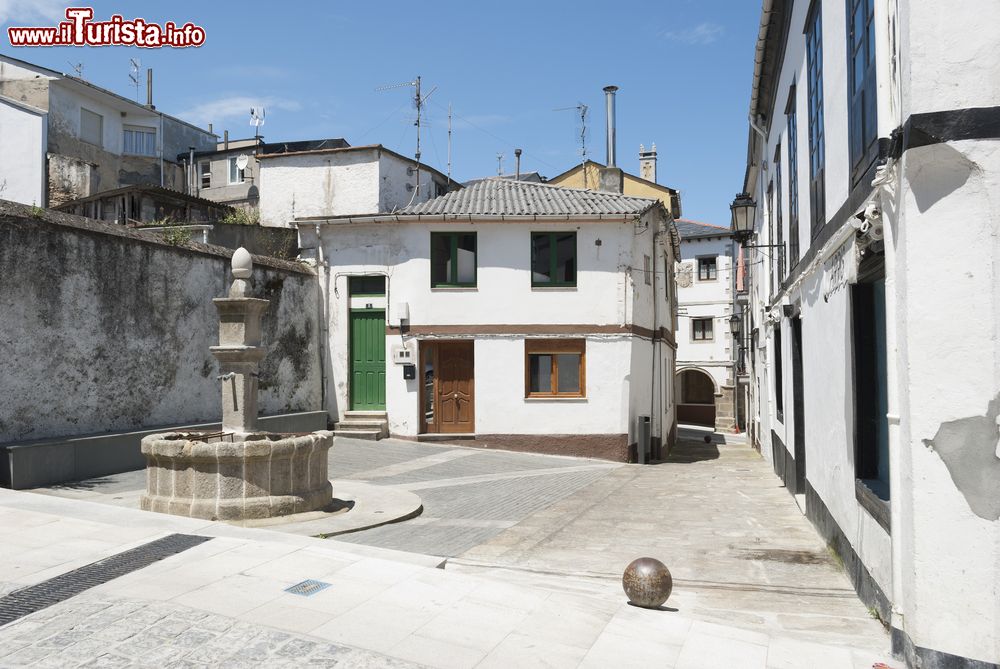 Immagine Piazza con fontana nel centro storico di Ribadeo in Spagna (Galizia)