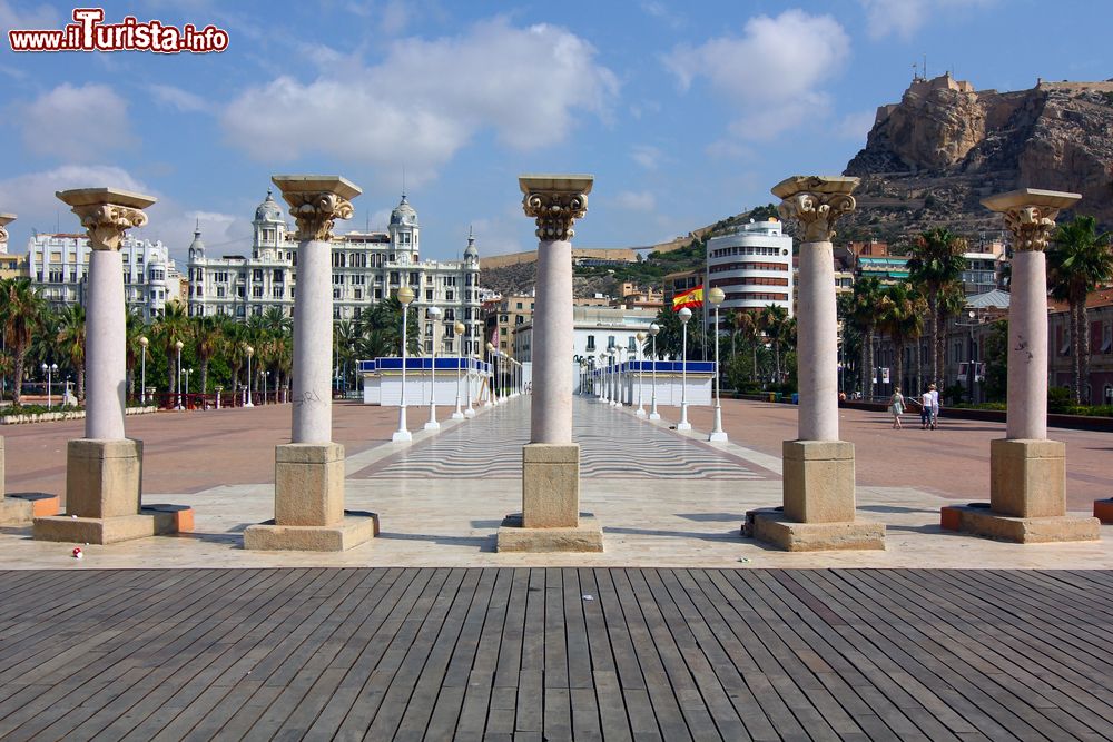 Immagine Piazza con fontana nella marina di Alicante, Spagna.