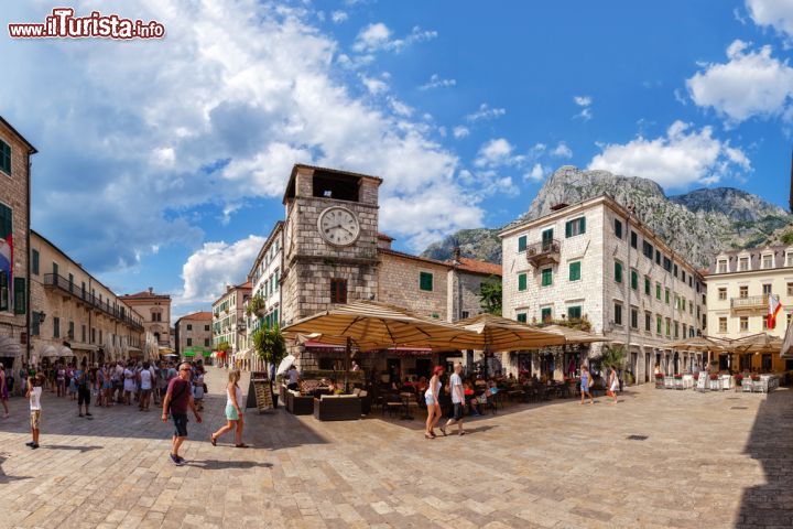 Immagine Piazza d'Armi a Cattaro, Montenegro. La più grande piazza di questa città del Montenegro ospita la Torre dell'Orologio, il Palazzo Ducale, l'edificio dell'Arsenale, il teatro di Napoleone e la torre della guardia cittadina. Il suo nome, Piazza d'Armi, Kotor lo deve al fatto che proprio qui al tempo del governo veneto si trovava il luogo adibito alla riparazione e al deposito delle armi - © Nightman1965 / Shutterstock.com