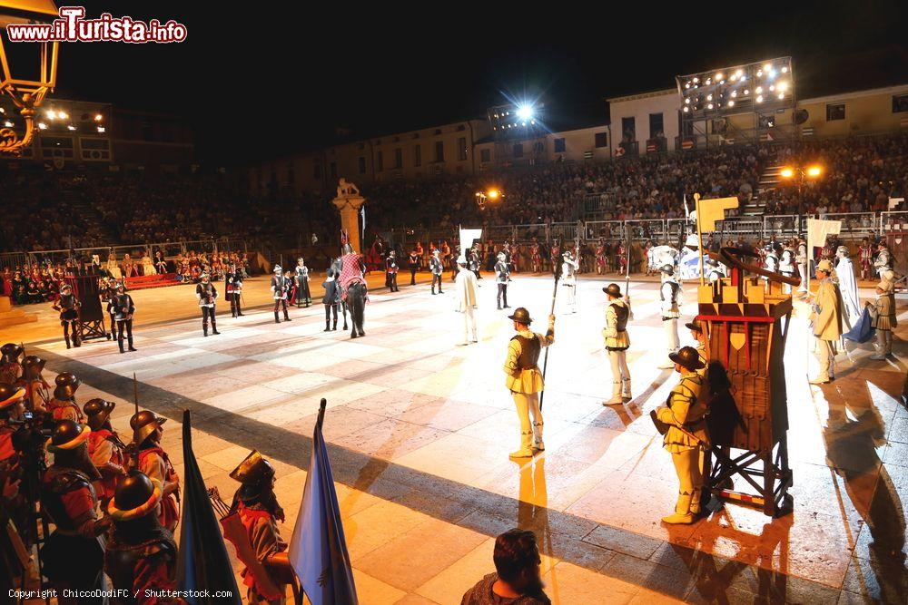 Immagine Piazza degli Scacchi by night con la celebre partita in costume a Marostica, provincia di Vicenza, Veneto - © ChiccoDodiFC / Shutterstock.com