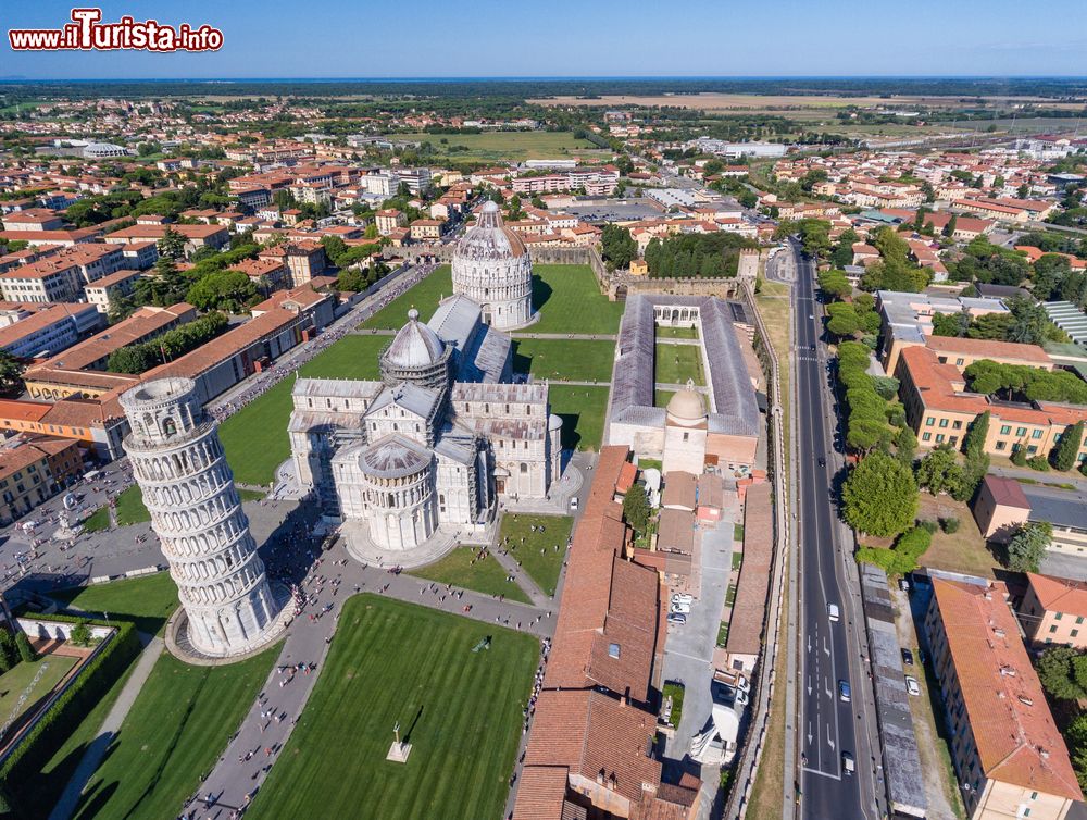 Immagine Piazza dei Miracoli vista dall'elicottero, Pisa, Toscana. Soprannominata "dei Miracoli" dal poeta Gabriele D'Annunzio, questa piazza accoglie quattro capolavori di arte monumentale medievale.