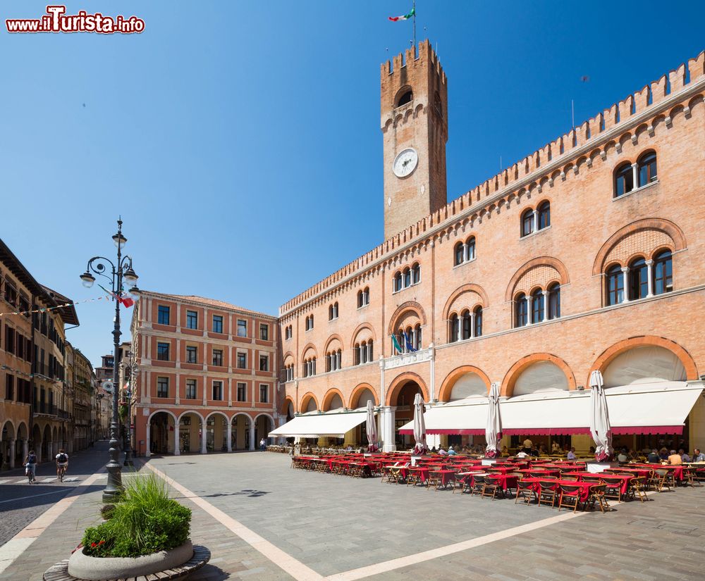 Immagine Piazza dei Signori a Treviso, Veneto. E' il cuore pulsante della città con il palazzo dei Trecento e quello del Podestà con la torre civica.