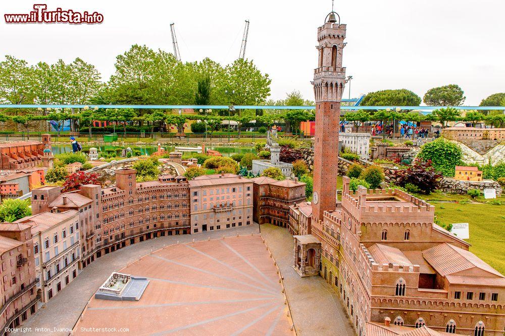 Immagine Piazza del Campo di Siena al parco Italia in Miniatura di Viserbella - © Anton_Ivanov / Shutterstock.com