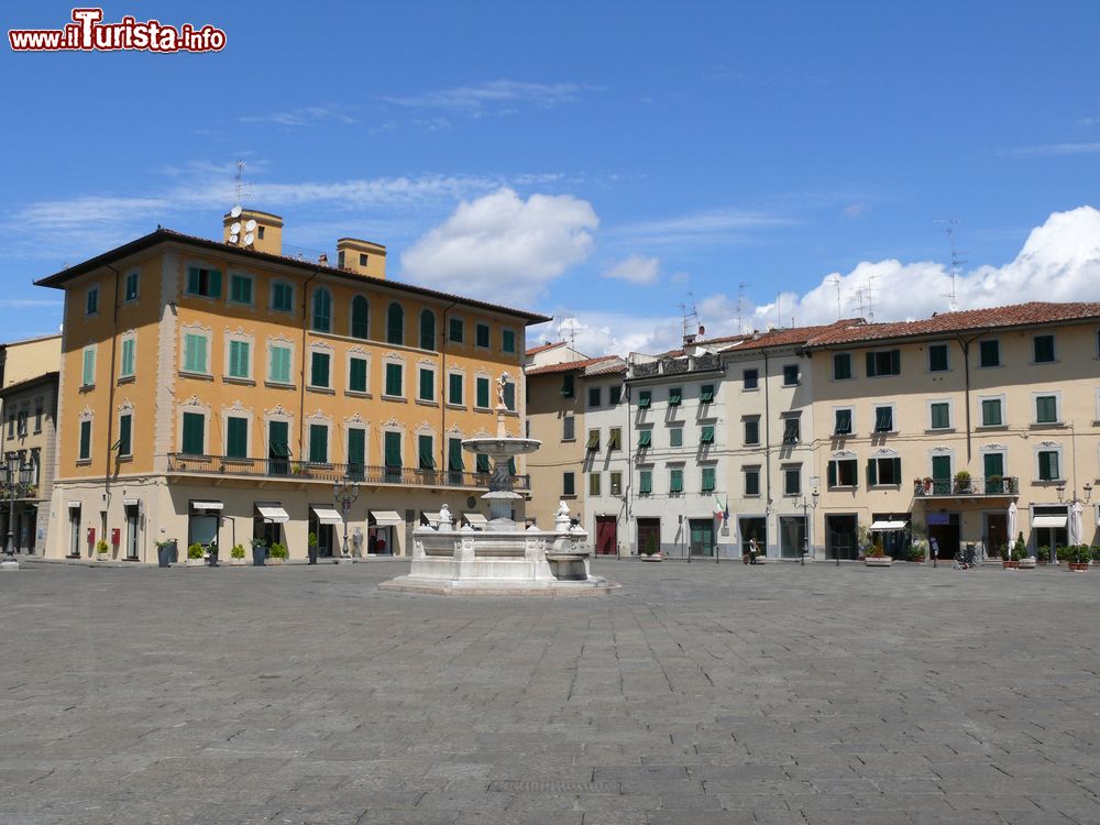 Immagine Piazza del Duomo a Prato, Toscana. E' la piazza principale della città nonché cuore religioso per la presenza della cattedrale dedicata a Santo Stefano. E' area pedonale.